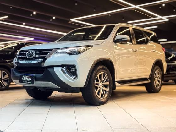 TOYOTA HILUX SW4 2.8 SRX 4X4 7 LUGARES 16V TURBO INTERCOOLER DIESEL 4P AUTOMÁTICO TOYOTA HILUX SW4 2.8 SRX 4X4 7 LUGARES 16V TURBO INTERCOOLER DIESEL 4P AUTOMÁTICO